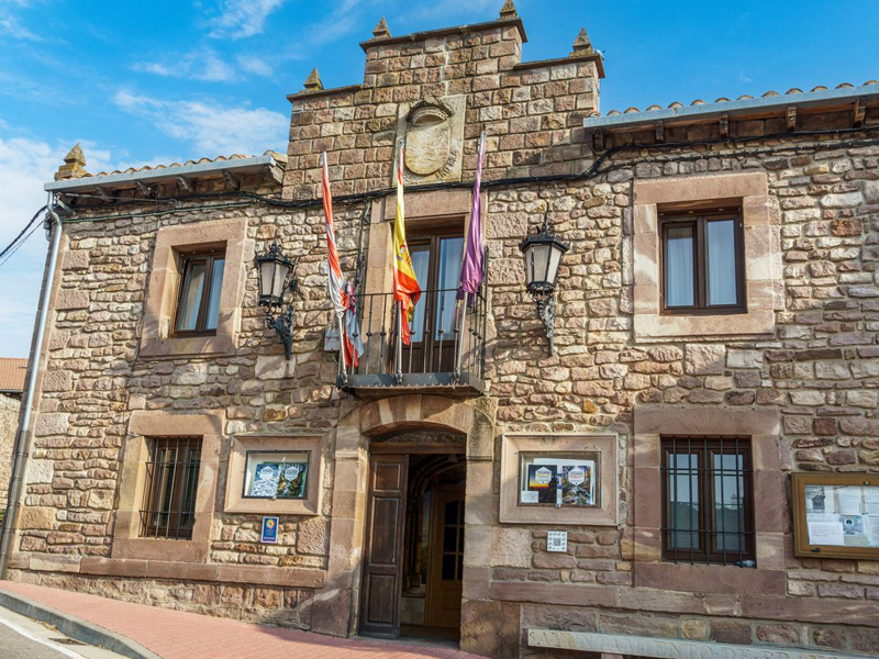 Fachada de un ayuntamiento: trabajamos para administraciones públicas